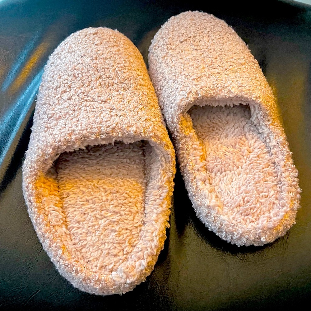 32 Degrees Woman’s Cozy Lavender Sherpa Slippers, size 7-8
